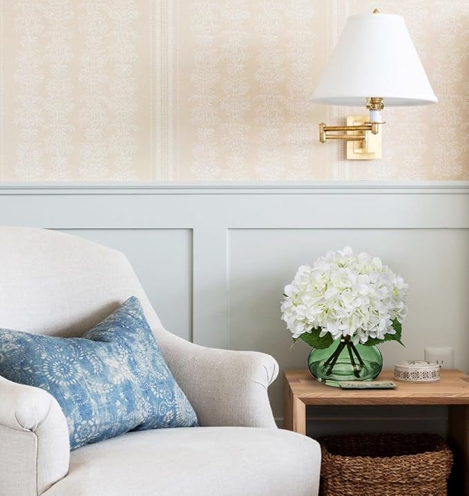 Hollyone White Hydrangeas Floral Arrangement in Glass Vase Artificial Flowers with Vase with Faux Water Silk Faux Flowers Fake Floral Bulk Bouquet for Home Decor Table Centerpiece Decorations