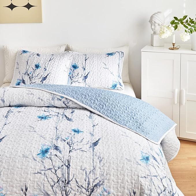 Botanical Quilt Set 3 Pieces Full/Queen Size, Blue Flower Branch on White Reversible Bedspread Coverlet Set, Soft Microfiber Lightweight Bed Cover for All Season (90" x 90", 1 Quilt+ 2 Pillow Shams)