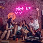 Gig‘em Aggies Neon Sign Pink LED Neon Light Signs for Wall Decor USB Operated Concert Girls Dorm Room Decoration Beauty Texas A&M University Wall Art Birthday Gifts for Women 16x9.69