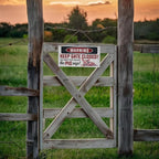 Rustic Warning Gate Plaque - Decorative Wooden Pig Sign for Farm Fence & Wall Gate Decor
