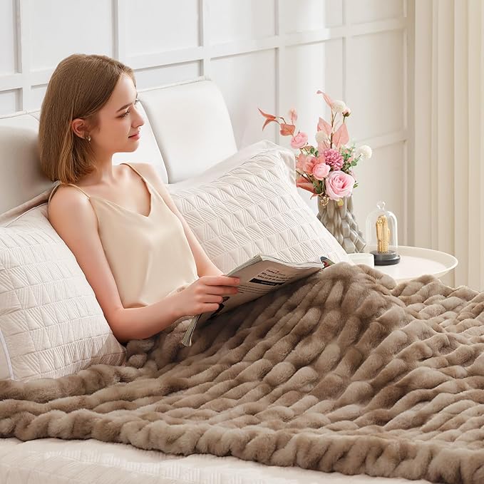 Ultra Soft Luxury Faux Fur Throw Blanket for Counch,Fuzzy Fluffy Plush Warm Cozy Elegant Wrinkled Blanket for Sofa Bedroom Living Room,（50"x60",Tie-dye Coffee）