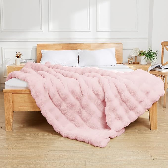 Latepis Pink Faux Fur King Blanket for Bed Bubble Cute Soft Warm Comforter Thick Furry Blanket for Sofa Bedroom Cozy Blankets for Women Gift Luxury Blankets for All Seasons 90''x108'', 860gsm