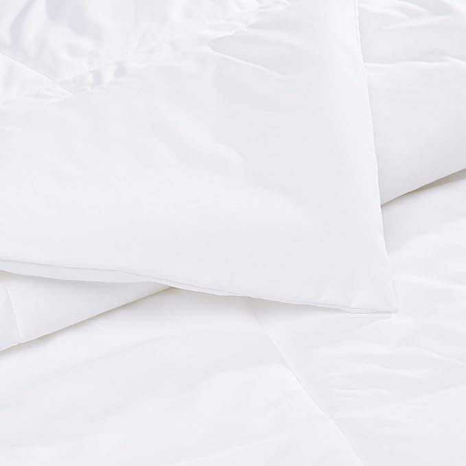 Amazon Basics Comforter Blanket Twin/Twin XL, Reversible Lightweight Microfiber All Season Blanket, White