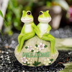 Solar Powered Frog Couple Statue with LED Lit Flowers Welcome Sign 7-Inch Tall Resin Garden Decor Romantic Ornament Gift for Porch Patio Housewarming Wedding Outdoor Decor