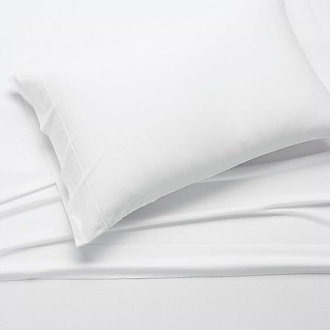 Amazon Basics 3 Piece Bed Sheets Set, 100% Cotton Jersey, Includes Super Soft, Flat and Fitted Sheets, Pillowcase, Toddler, White, Solid