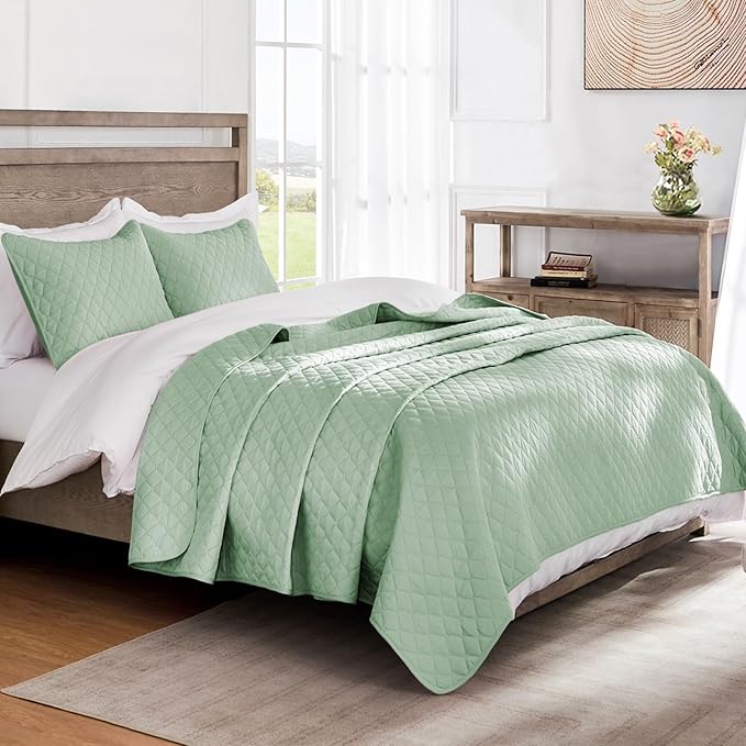 Exclusivo Mezcla Reversible California King Size Quilt Bedding Set with Pillow Shams, Lightweight Quilts Cal King Size, Soft Bedspreads Bed Coverlets for All Seasons - (Light Green, 112"x104")