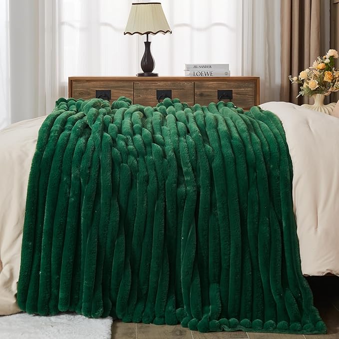 NEWCOSPLAY Faux Fur Twin Blanket Dark Green 3D Ribbed Plush Thick Warm Blanket for Couch Sofa Bed 850GSM (Dark Green Ribbed, Twin(60"x80"))