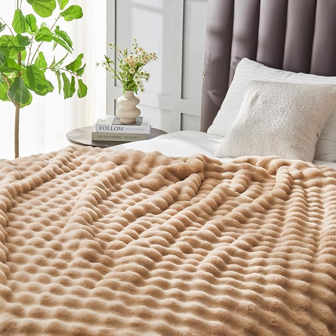 NEWCOSPLAY Faux Fur Twin Blanket Brown Bubble Blanket Thick Warm Soft for Couch Sofa Bed 550GSM (Brown, Twin(60"x80"))