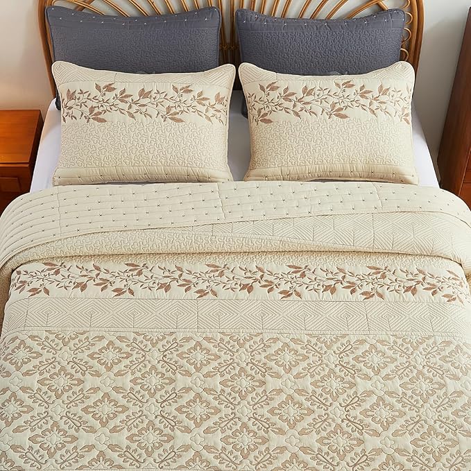 EVENHUG Floral Embroidered Quilt Set Queen Size 3 Piece Bedding Set Reversible Farmhouse Bedspread Coverlet with 2 Pillow Shams Lightweight Soft Bed Cover for All Season(92"X 96",Beige)