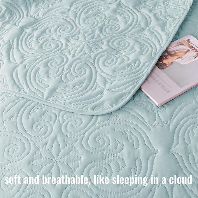 Exclusivo Mezcla Quilt Set Oversized King Size with 2 Pillow Shams, Lightweight Light Blue Quilts with Vintage Damask Pattern, Soft Cal King Bedspreads Coverlets Bedding Set for All Seasons