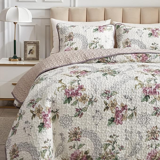 Flysheep 3 Pieces Quilt Set California King Size, Beige Floral Reversible Bedspread Coverlet Set, Soft Microfiber Lightweight Bed Cover for All Season (102" x 114", 1 Quilt+ 2 Pillow Shams)