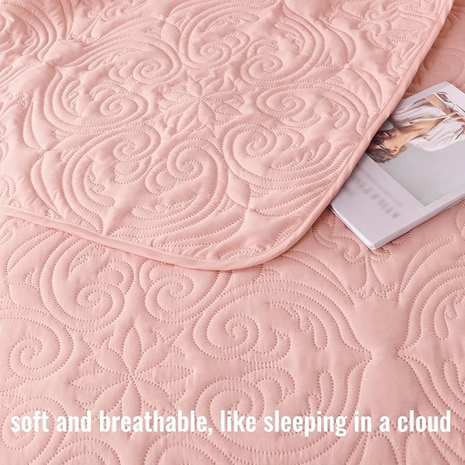 Exclusivo Mezcla Quilt Set Oversized King Size with 2 Pillow Shams, Lightweight Blush Pink Quilts with Vintage Damask Pattern, Soft Cal King Bedspreads Coverlets Bedding Set for All Seasons