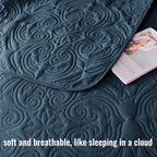 Exclusivo Mezcla Quilts Queen Size Bedding Set with 2 Pillow Shams, Lightweight Navy Blue Full Queen Quilt Bedspread with Vintage Damask Pattern, Soft Bedspreads Coverlets for All Seasons