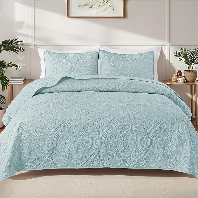 Exclusivo Mezcla Quilts Queen Size Bedding Set with 2 Pillow Shams, Lightweight Light Blue Full Queen Quilt Bedspread with Vintage Damask Pattern, Soft Bedspreads Coverlets for All Seasons