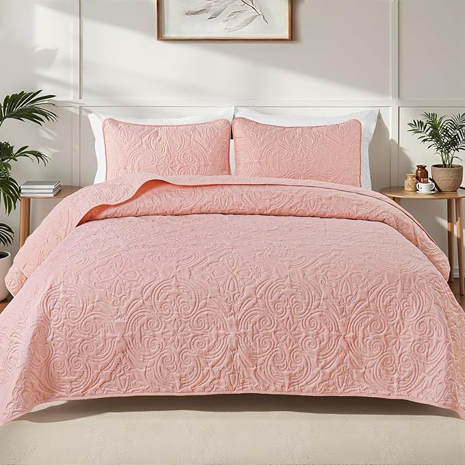 Exclusivo Mezcla Quilt Set Oversized King Size with 2 Pillow Shams, Lightweight Blush Pink Quilts with Vintage Damask Pattern, Soft Cal King Bedspreads Coverlets Bedding Set for All Seasons
