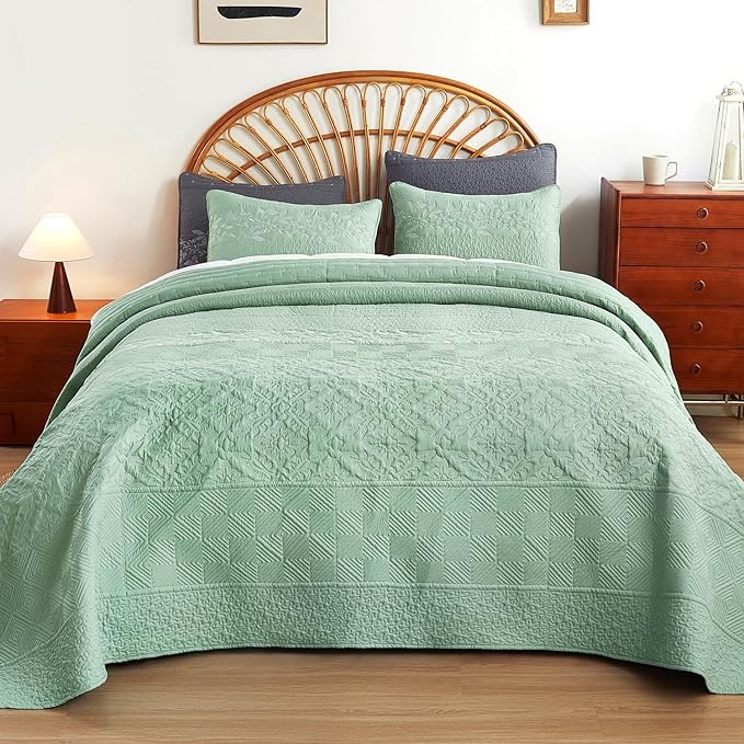 EVENHUG Floral Embroidered Quilt Set King Size 3 Piece Bedding Set Reversible Farmhouse Bedspread Coverlet with 2 Pillow Shams Lightweight Soft Bed Cover for All Season(106"X 96",Green)