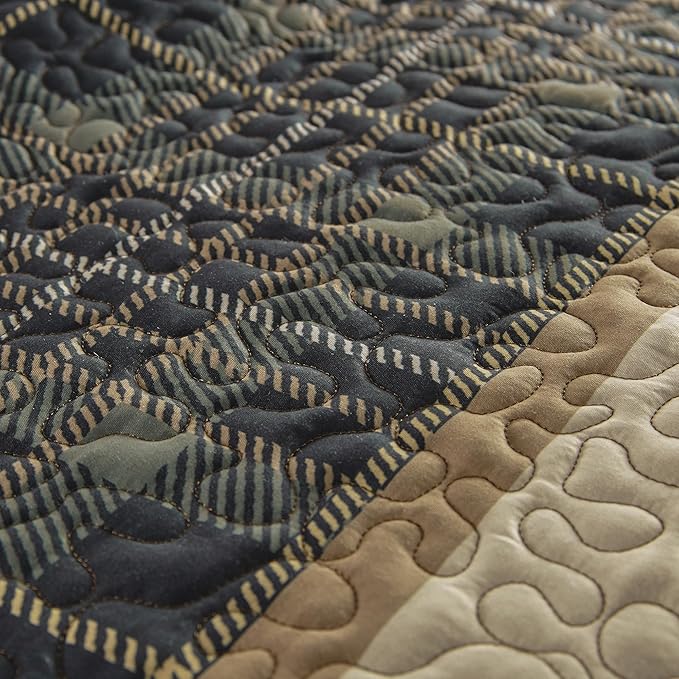 Donna Sharp Full/Queen Quilt - Bear Walk Plaid Lodge Quilt with Bear Pattern - Fits Queen Size and Full Size Beds - Machine Washable