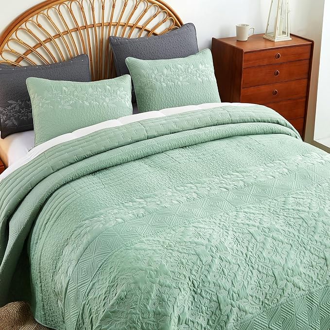 EVENHUG Floral Embroidered Quilt Set King Size 3 Piece Bedding Set Reversible Farmhouse Bedspread Coverlet with 2 Pillow Shams Lightweight Soft Bed Cover for All Season(106"X 96",Green)