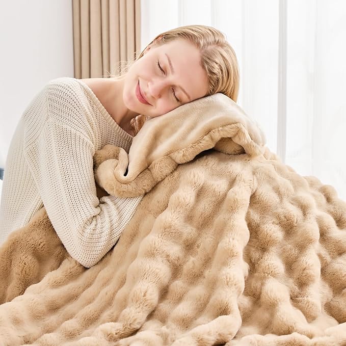 NEWCOSPLAY Faux Fur Throw Blanket Brown Bubble Blanket Thick Warm Soft for Couch Sofa Bed 550GSM (Brown, Throw(50"x60"))