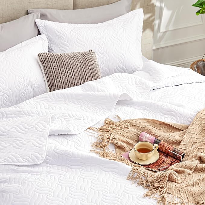 Love's cabin California King Size Quilt Bedding Set White Bedspread - Cal King Summer Lightweight Bedspread Comforter - Wave Pattern Coverlet for All Season - 3 Pieces (1 Quilt, 2 Pillow Shams)