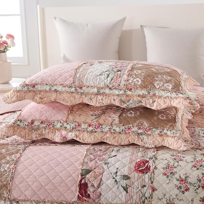 Yvooxny Quilts Queen Size Patchwork Pink Floral Quilt Set Vintage Shabby Chic Botanical Floral Quilted Bedspread 3-Piece Quilt Set with Ruffle for All Seasons, Queen Size, 98 * 90 Inches