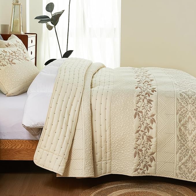 EVENHUG Floral Embroidered Quilt Set Queen Size 3 Piece Bedding Set Reversible Farmhouse Bedspread Coverlet with 2 Pillow Shams Lightweight Soft Bed Cover for All Season(92"X 96",Beige)