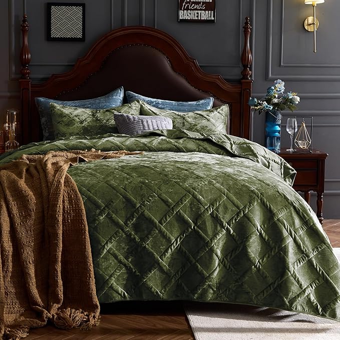 Qucover Olive Green Oversized Queen Velvet Quilt and Sham Set, Luxury Velvet Quilt Queen Bedspread Coverlet, Ultra Soft Winter Comforter Bedding Set for All Seasons