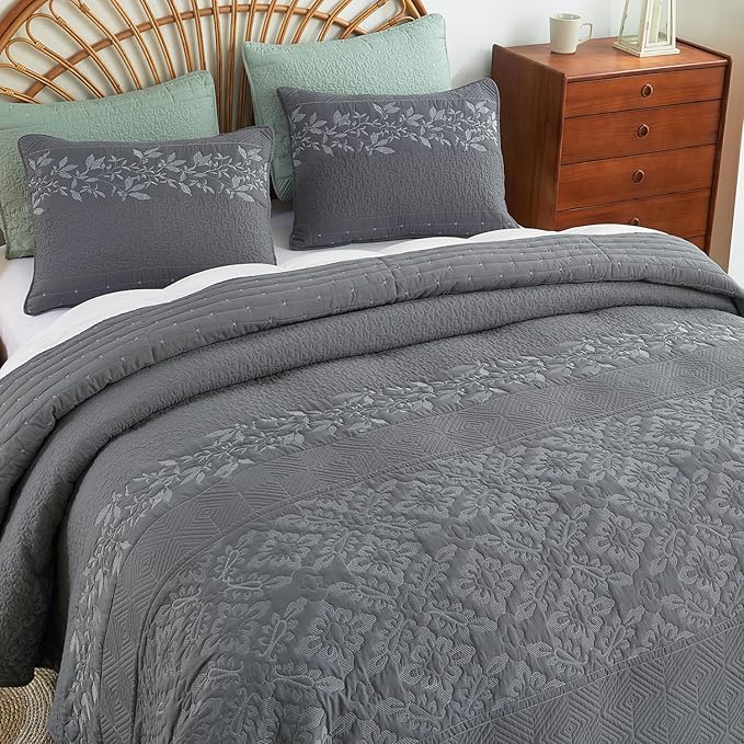 EVENHUG Floral Embroidered Quilt Set Queen Size 3 Piece Bedding Set Reversible Farmhouse Bedspread Coverlet with 2 Pillow Shams Lightweight Soft Bed Cover for All Season(92"X 96",Grey)