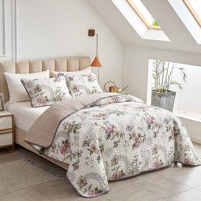 Flysheep 3 Pieces Quilt Set California King Size, Beige Floral Reversible Bedspread Coverlet Set, Soft Microfiber Lightweight Bed Cover for All Season (102" x 114", 1 Quilt+ 2 Pillow Shams)