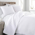 Southshore Fine Living, Inc. White Quilts Queen Size Set, Lightweight Summer Bedspread with 2 Quilted Pillow Shams, Cozy, Soft Circle-Stitch Design, Queen Size/Full Size, White