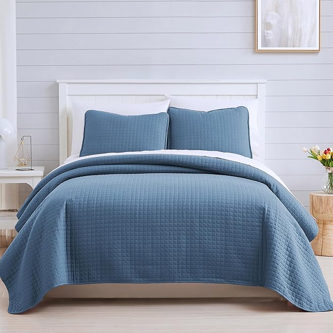 Southshore Fine Living, Inc. Quilt, King Size Set with 2 Pillow Shams, Lightweight Bedspread, King Size, Stain & Pet Hair Resistant for Standard or California Kings, Coronet Blue Quilt