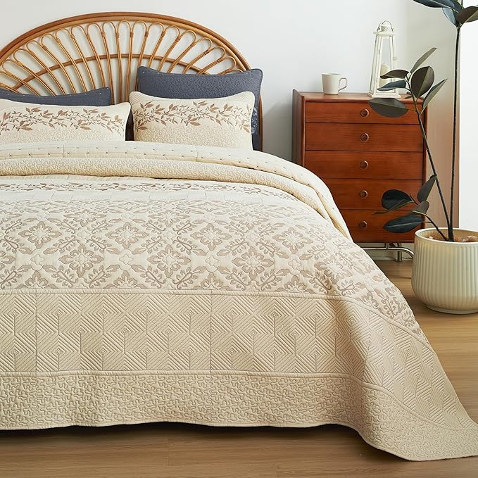 EVENHUG Floral Embroidered Quilt Set Queen Size 3 Piece Bedding Set Reversible Farmhouse Bedspread Coverlet with 2 Pillow Shams Lightweight Soft Bed Cover for All Season(92"X 96",Beige)