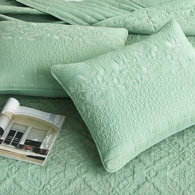 EVENHUG Floral Embroidered Quilt Set Queen Size 3 Piece Bedding Set Reversible Farmhouse Bedspread Coverlet with 2 Pillow Shams Lightweight Soft Bed Cover for All Season(92"X 96",Green)