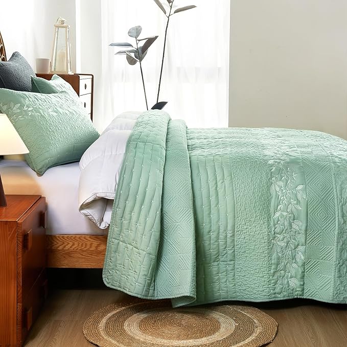 EVENHUG Floral Embroidered Quilt Set King Size 3 Piece Bedding Set Reversible Farmhouse Bedspread Coverlet with 2 Pillow Shams Lightweight Soft Bed Cover for All Season(106"X 96",Green)