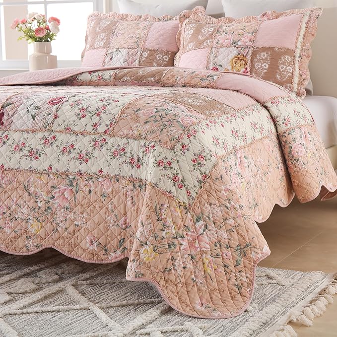 Yvooxny Quilts Queen Size Patchwork Pink Floral Quilt Set Vintage Shabby Chic Botanical Floral Quilted Bedspread 3-Piece Quilt Set with Ruffle for All Seasons, Queen Size, 98 * 90 Inches