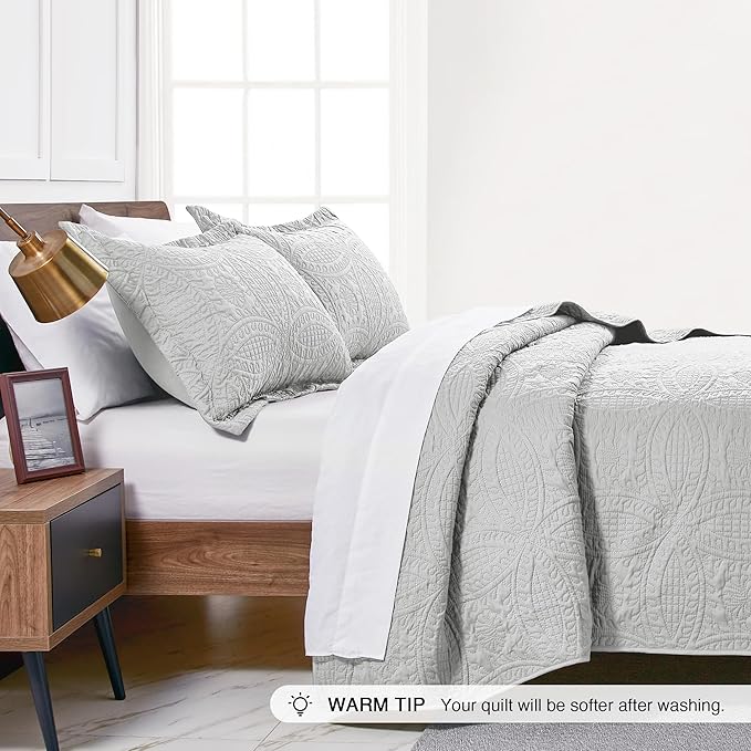 Love's cabin California King Size Quilt Bedding Set Light Grey Bedspreads - Cal King Summer Lightweight Bedspread Comforter - Coin Pattern Coverlet for All Season - 3 Pieces (1 Quilt, 2 Pillow Shams)