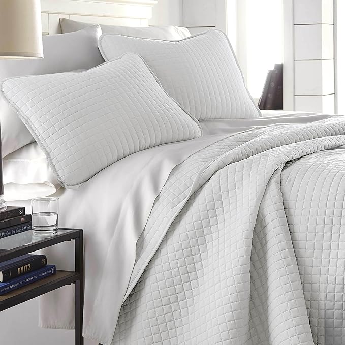 Southshore Fine Living, Inc. Queen Quilt Set, Full Size Bedspread with 2 Matching Pillow Shams, Soft Microfiber Lightweight Quilts, Queen Size Coverlet, Easy Care Machine Washable, Light Grey