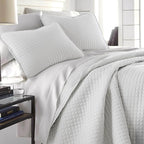 Southshore Fine Living, Inc. Queen Quilt Set, Full Size Bedspread with 2 Matching Pillow Shams, Soft Microfiber Lightweight Quilts, Queen Size Coverlet, Easy Care Machine Washable, Light Grey