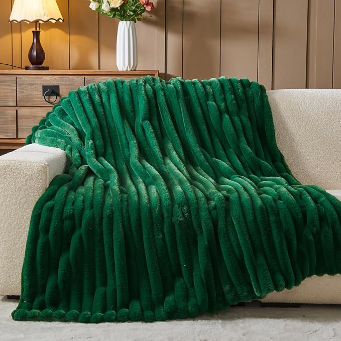 NEWCOSPLAY Faux Fur Throw Blanket Dark Green 3D Ribbed Plush Thick Warm Blanket for Couch Sofa Bed 850GSM (Dark Green Ribbed, Throw(50"x60"))
