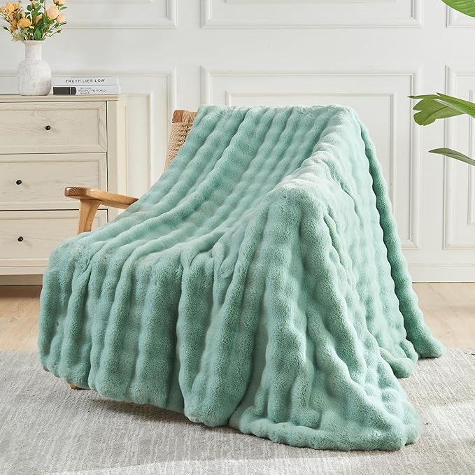 NEWCOSPLAY Faux Fur Twin Blanket Sage Green Bubble Blanket Thick Warm Soft for Couch Sofa Bed 550GSM (New Sage Green, Twin(60"x80"))