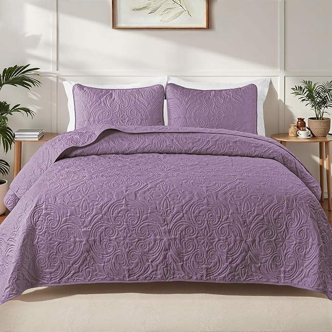 Exclusivo Mezcla Quilt Set Oversized King Size with 2 Pillow Shams, Lightweight Dusty Lavender Quilts with Vintage Damask Pattern, Soft Cal King Bedspreads Coverlets Bedding Set for All Seasons