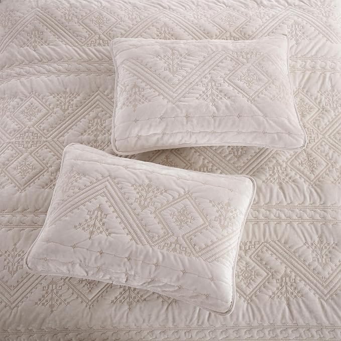 Yvooxny 3-Piece Quilt Set Queen Size Velvet Embroidery Quilted Bedspread Coverlet Set Bedding Set with Pillowcases for All Seasons, White, 98 * 90 Inches