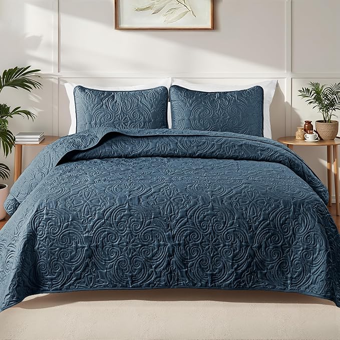 Exclusivo Mezcla Quilt Set Oversized King Size with 2 Pillow Shams, Lightweight Navy Blue Quilts with Vintage Damask Pattern, Soft Cal King Bedspreads Coverlets Bedding Set for All Seasons