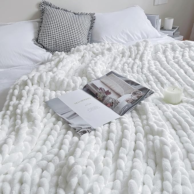 Maetoow Chenille Chunky Knit Blanket Throw （60×80 Inch）, Handmade Warm & Cozy Blanket Couch, Bed, Home Decor, Soft Breathable Fleece Banket, Christmas Thick and Giant Yarn Throws，White