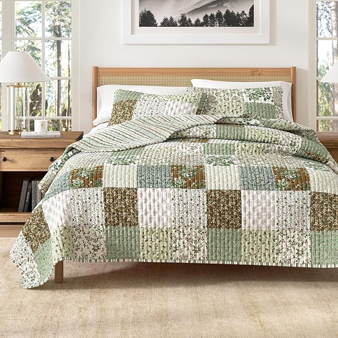 Great Bay Home 3-Piece Full/Queen Microfiber Quilt Set with Shams - Patchwork Floral Reversible Design - Lightweight, All-Season, Layerable Bedding Set (Floral Grid - Brown)