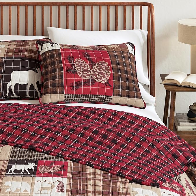 Great Bay Home Rustic Cabin King Size Quilt Set with Shams - All-Season, Lightweight, Reversible Bedspread - Lodge-Themed Summer Bedding Sets (King/California King, Hemlock Red/Brown)