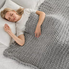 Maetoow Tighter Version Chenille Chunky Knit Blanket Throw （40×50 Inch）, Handmade Warm & Cozy Blanket Couch, Bed, Home Decor, Soft Fleece Banket, Boho Thick Blankets and Giant Yarn Throws，Light Grey