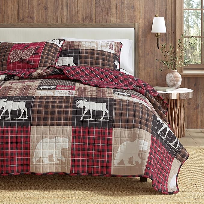 Great Bay Home Rustic Cabin Full/Queen Size Quilt Set with Shams - All-Season, Lightweight, Reversible Bedspread - Lodge-Themed Summer Bedding Sets (Full/Queen, Hemlock Red/Brown)