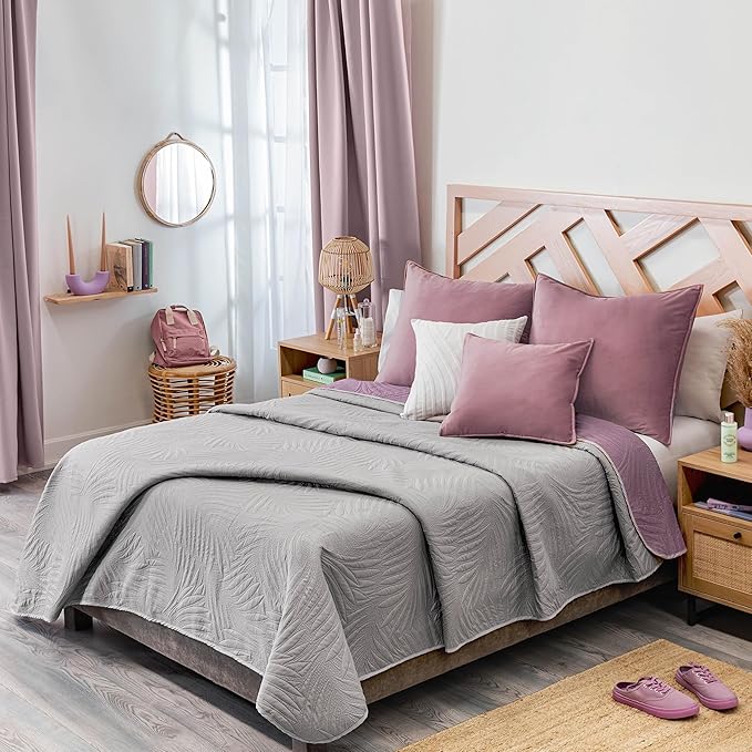 Vianney King Size Comforter Novo Mallow Bedding Reversible Lightweight Quilt Blanket 110x93 Inches Soft Cozy Throw for Couch or Bed in Light Purple and Light Grey with Palm Leaf Quilt Pattern