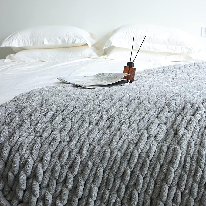 Maetoow Chenille Chunky Knit Blanket Throw （40×50 Inch）, Handmade Warm & Cozy Blanket Couch, Bed, Home Decor, Soft Breathable Fleece Banket, Christmas Thick and Giant Yarn Throws, Grey